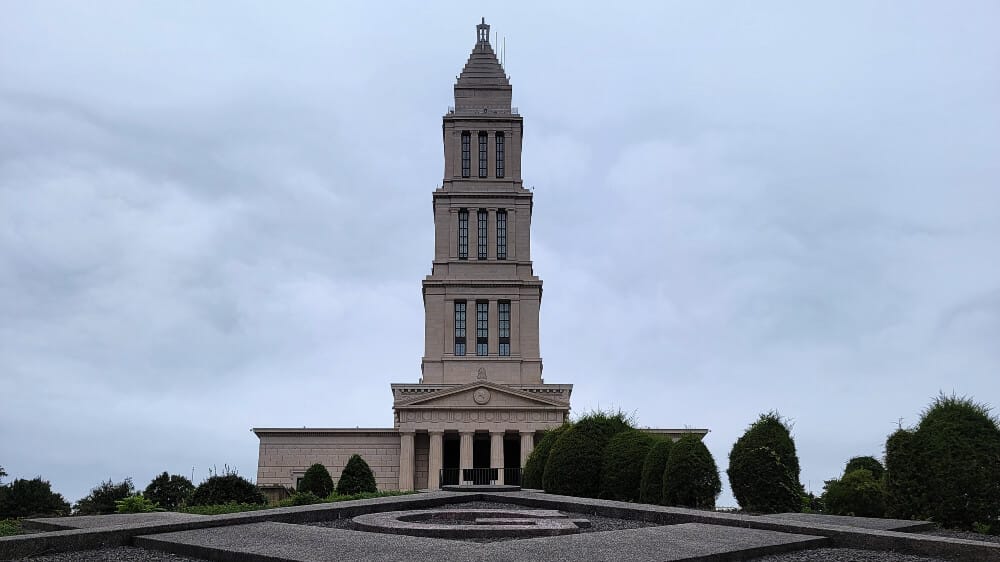 The George Washington Masonic Memorial in the back with a large "G" in the foreground