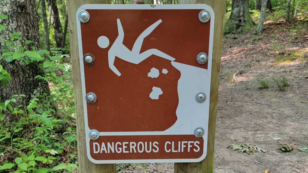best hikes in the red river gorge - dangerous cliffs sign