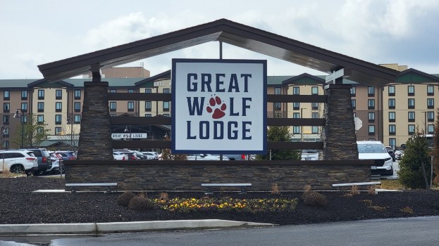 A large white sign with blue letters reads "Great Wolf Lodge"